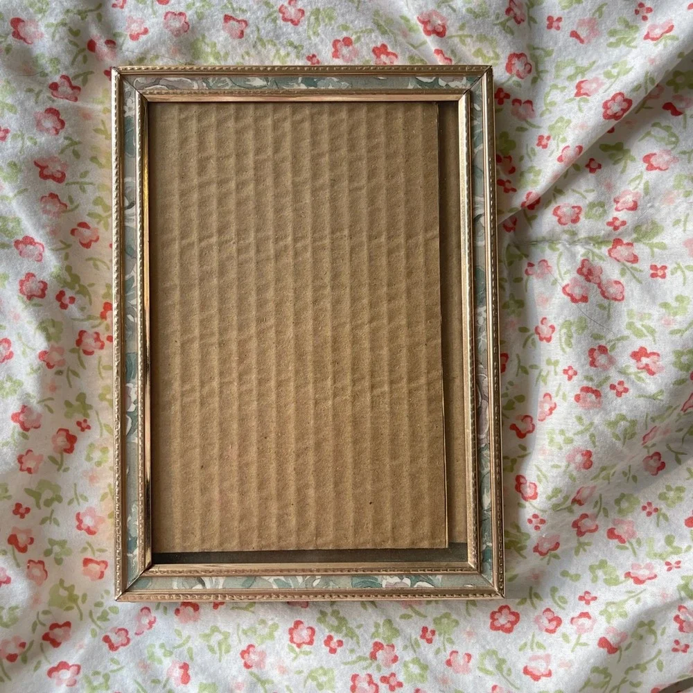 Vtg gold art nouveau regency 4x6 Picture Frame Ornate Etched filigree scroll